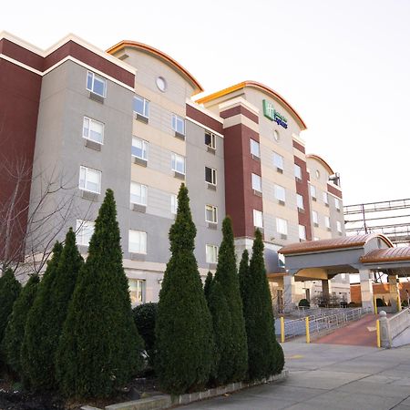 Holiday Inn Express Maspeth By Ihg New York Bagian luar foto
