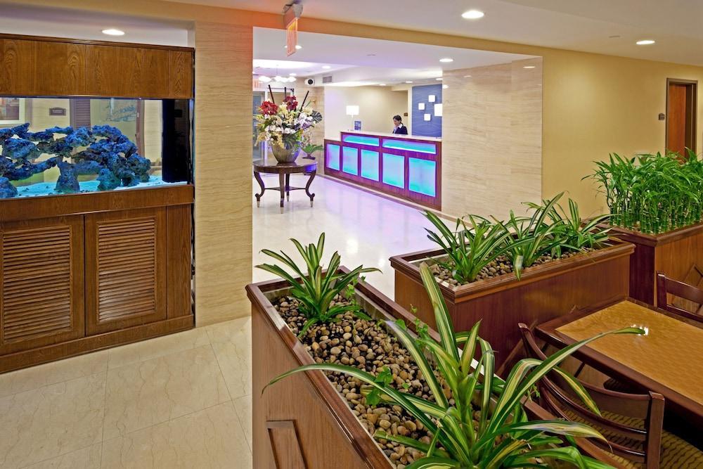Holiday Inn Express Maspeth By Ihg New York Bagian luar foto
