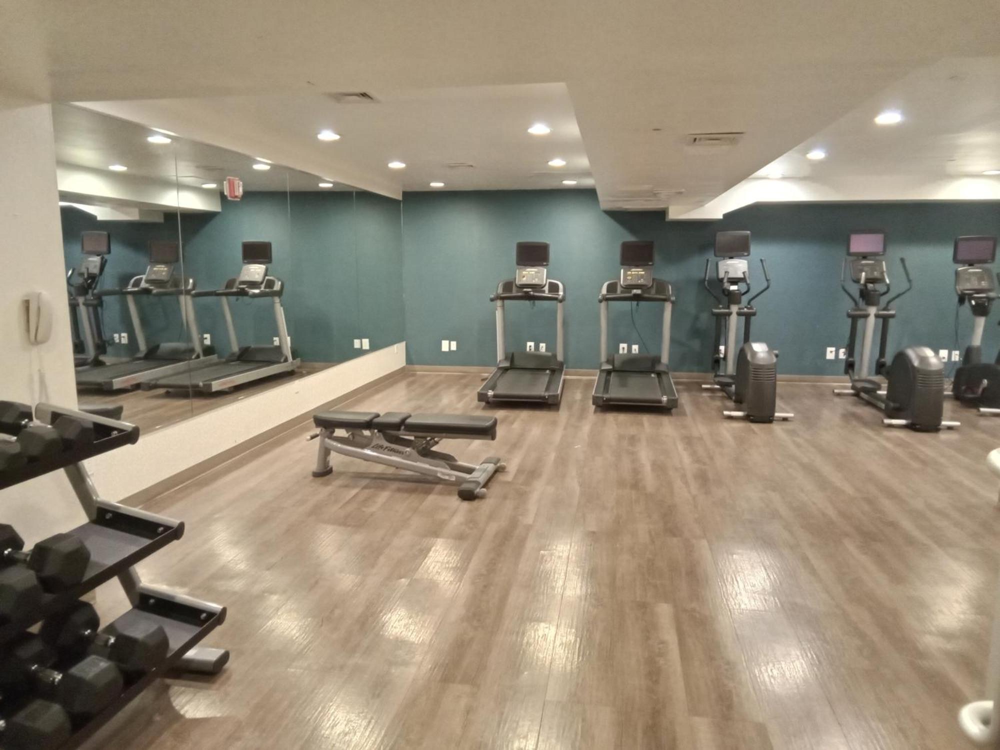 Holiday Inn Express Maspeth By Ihg New York Bagian luar foto