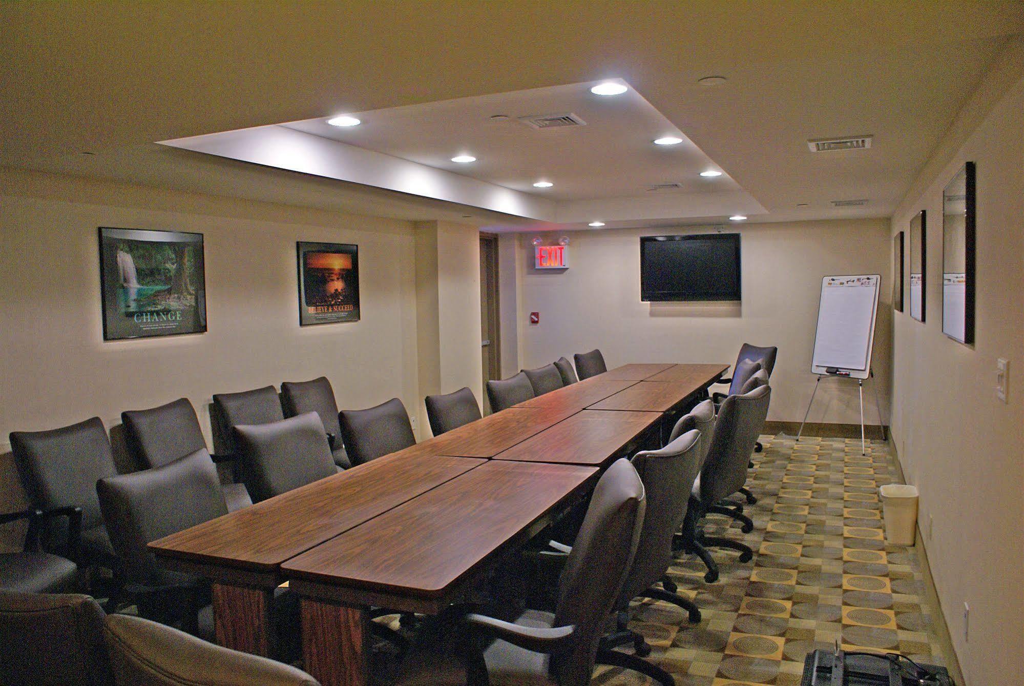 Holiday Inn Express Maspeth By Ihg New York Bagian luar foto