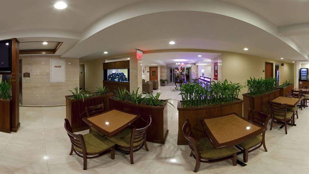 Holiday Inn Express Maspeth By Ihg New York Bagian luar foto